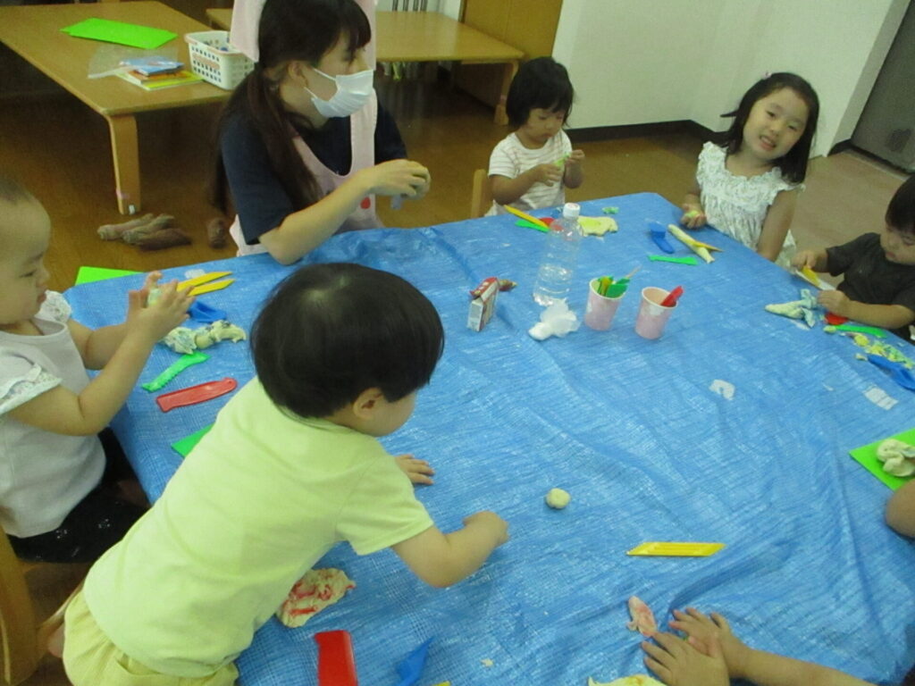 小麦粉粘土遊びの様子画像