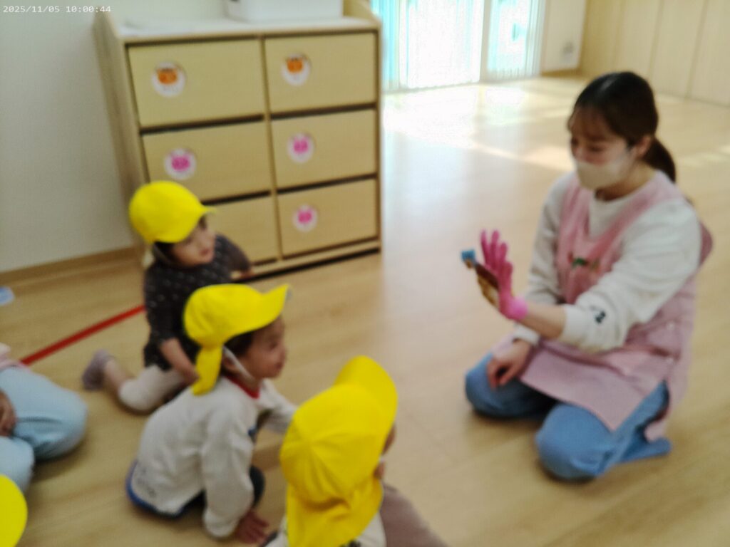 お散歩前の手袋シアター画像