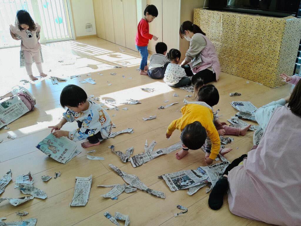 新聞紙遊びをしました!画像