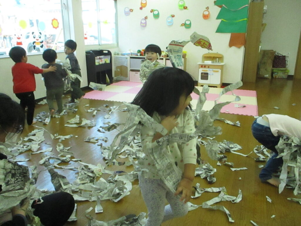 新聞紙遊び画像