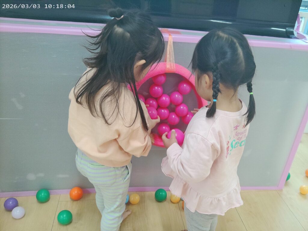 お部屋の中でボール遊びをしたよ！画像