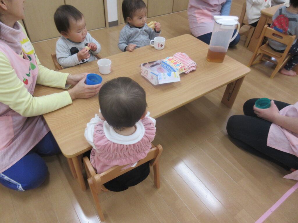 おやつもぐもぐおいしいね♪画像