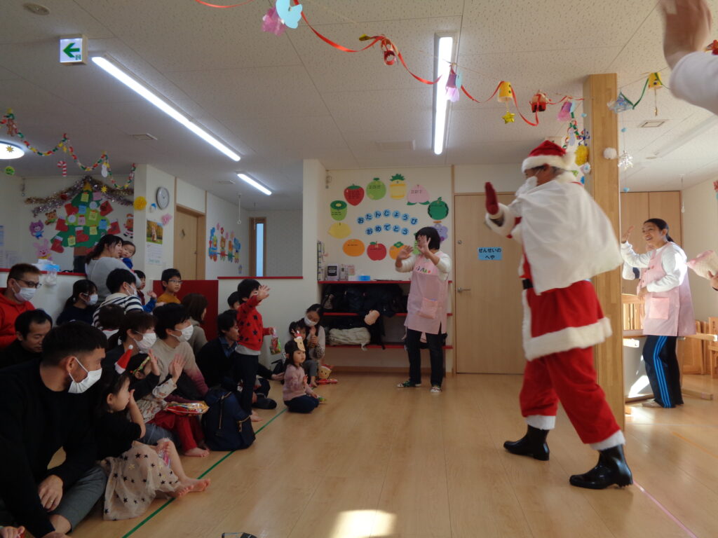 クリスマス会にサンタさんが来てくれました！画像